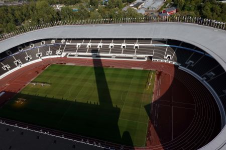 Na tomto stadiónu získal na olympiádě v roce 1952 Emil Zátopek tři zlaté olympijské medaile v bězích na 5, 10 km a v maratonu. Žádný běžec to dosud nedokázal zopakovat.
